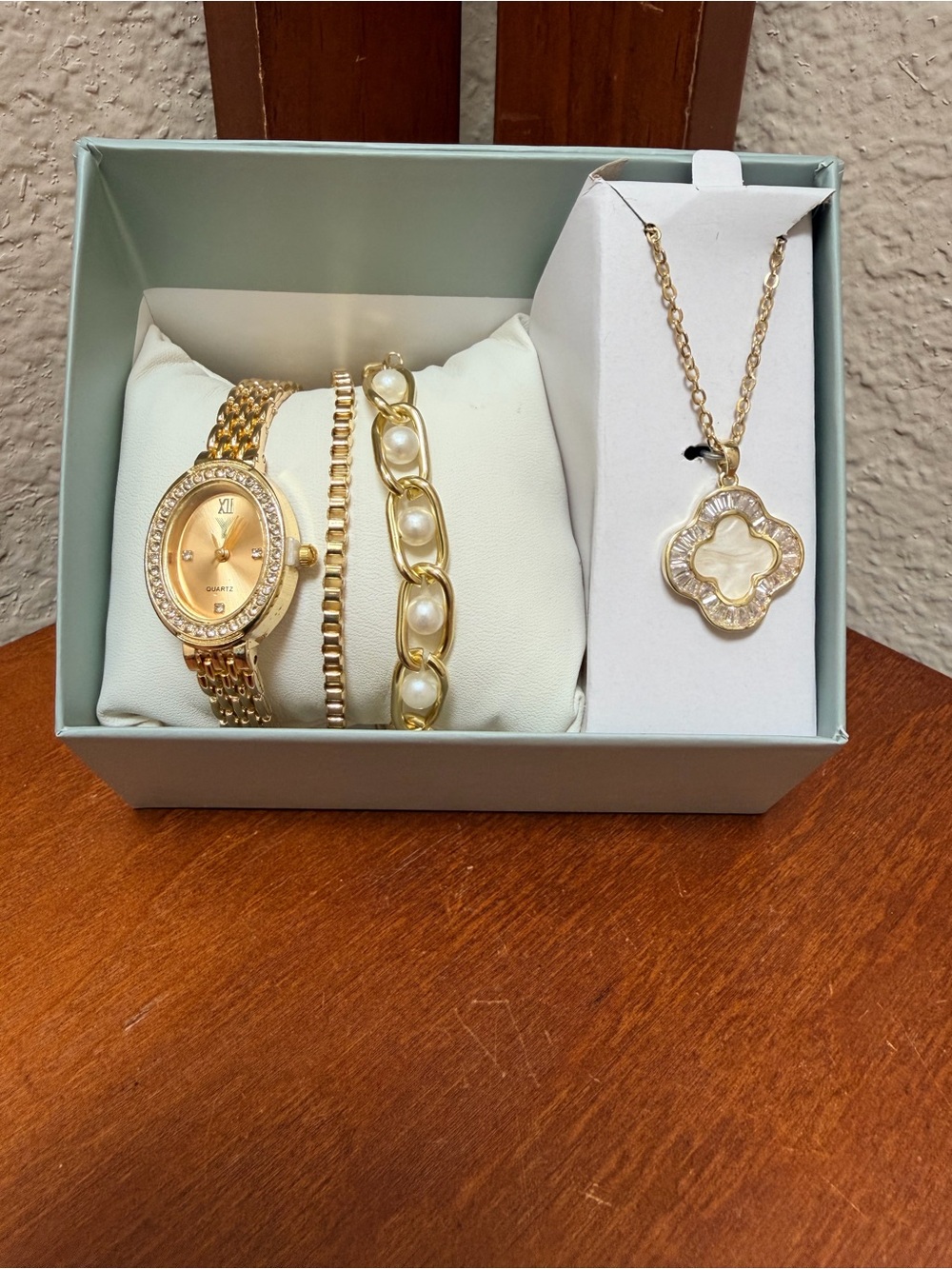 🔹Elegant Gold-Tone Women’s Watch, Bracelets and matching necklace set.